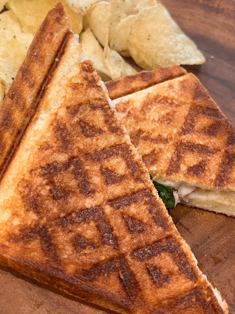 チーズとハムのホットサンド