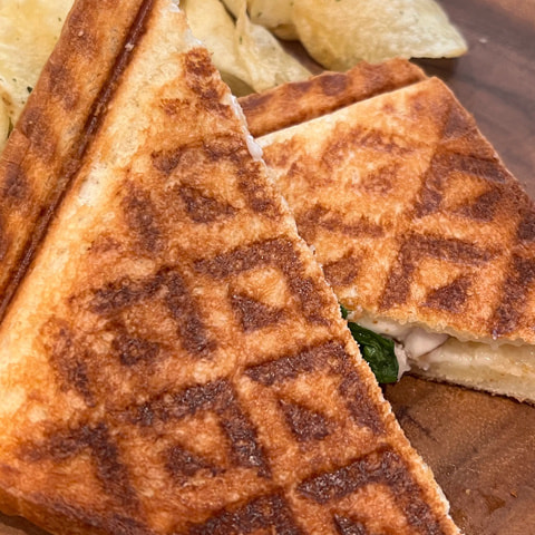 チーズとハムのホットサンド