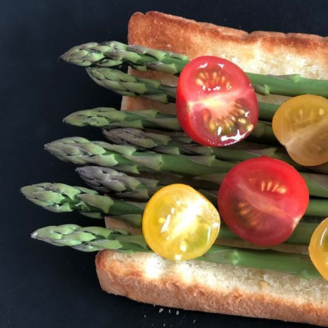 アスパラガスとミニトマトのトースト